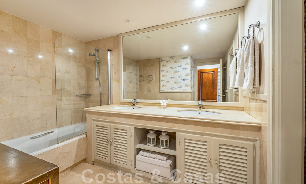 Ático en venta en una urbanización cerrada, en primera línea de playa con vistas abiertas al mar en Marbella Este 46915