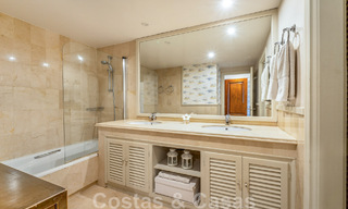 Ático en venta en una urbanización cerrada, en primera línea de playa con vistas abiertas al mar en Marbella Este 46915 