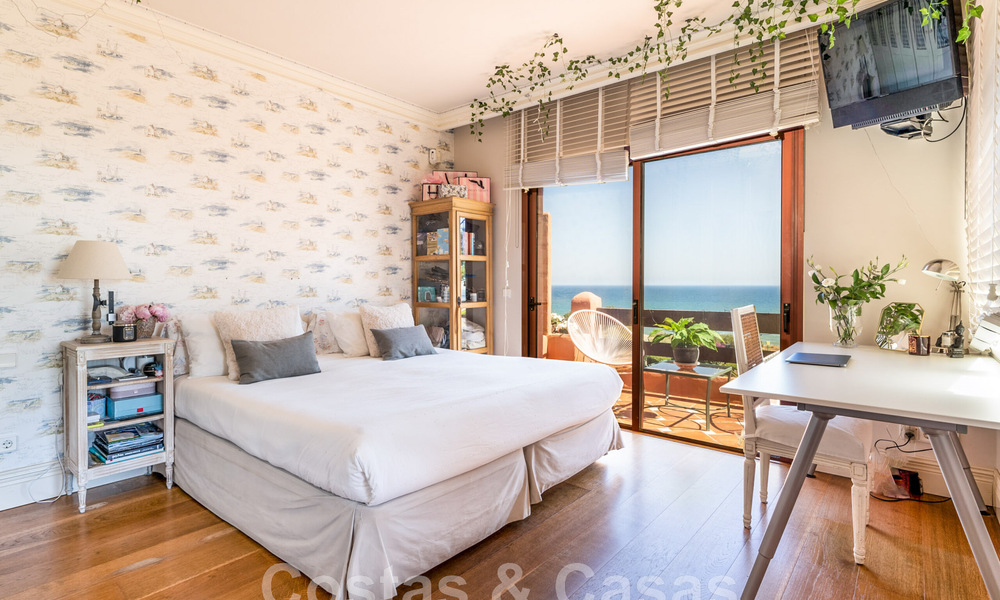 Ático en venta en una urbanización cerrada, en primera línea de playa con vistas abiertas al mar en Marbella Este 46916
