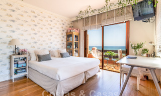 Ático en venta en una urbanización cerrada, en primera línea de playa con vistas abiertas al mar en Marbella Este 46916 