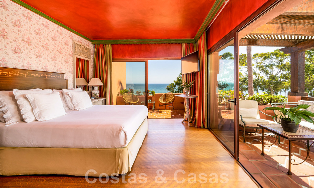 Ático en venta en una urbanización cerrada, en primera línea de playa con vistas abiertas al mar en Marbella Este 46918