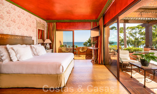 Ático en venta en una urbanización cerrada, en primera línea de playa con vistas abiertas al mar en Marbella Este 46918 