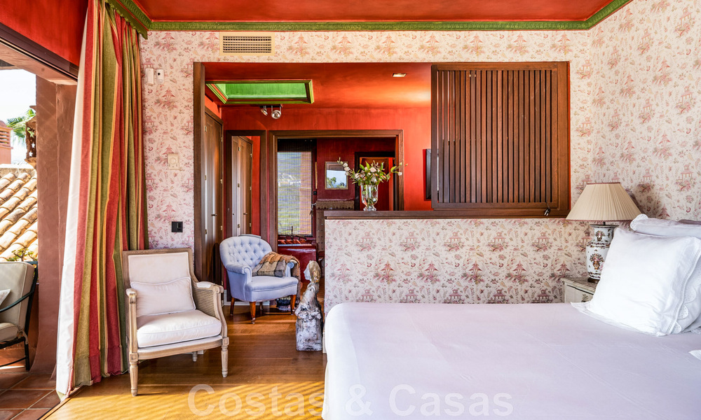 Ático en venta en una urbanización cerrada, en primera línea de playa con vistas abiertas al mar en Marbella Este 46919