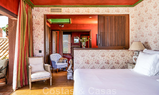 Ático en venta en una urbanización cerrada, en primera línea de playa con vistas abiertas al mar en Marbella Este 46919 