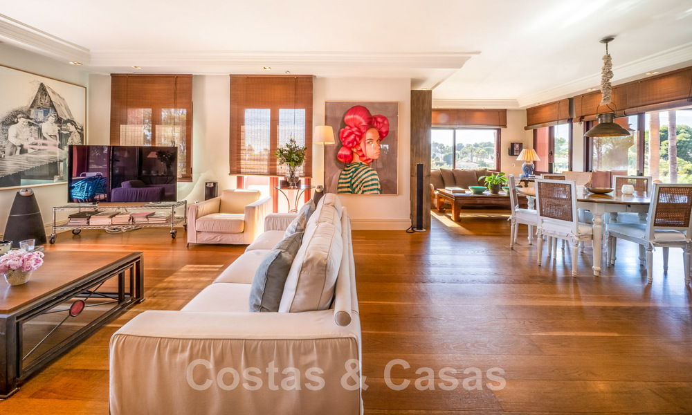 Ático en venta en una urbanización cerrada, en primera línea de playa con vistas abiertas al mar en Marbella Este 46922