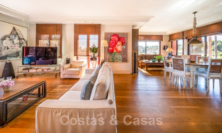 Ático en venta en una urbanización cerrada, en primera línea de playa con vistas abiertas al mar en Marbella Este 46922 