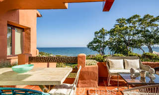 Ático en venta en una urbanización cerrada, en primera línea de playa con vistas abiertas al mar en Marbella Este 46924 