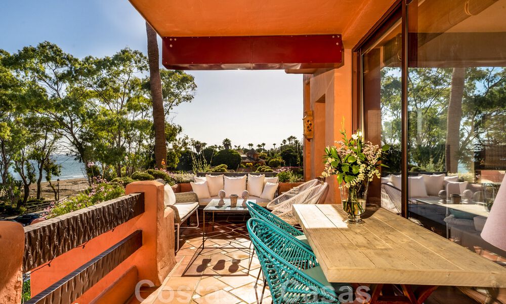 Ático en venta en una urbanización cerrada, en primera línea de playa con vistas abiertas al mar en Marbella Este 46925