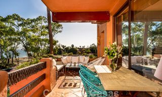 Ático en venta en una urbanización cerrada, en primera línea de playa con vistas abiertas al mar en Marbella Este 46925 