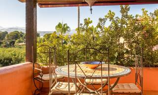 Ático en venta en una urbanización cerrada, en primera línea de playa con vistas abiertas al mar en Marbella Este 46927 