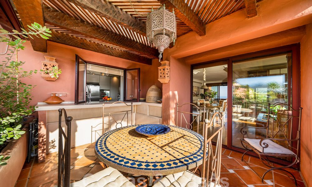 Ático en venta en una urbanización cerrada, en primera línea de playa con vistas abiertas al mar en Marbella Este 46929