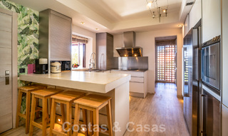 Ático en venta en una urbanización cerrada, en primera línea de playa con vistas abiertas al mar en Marbella Este 46930 