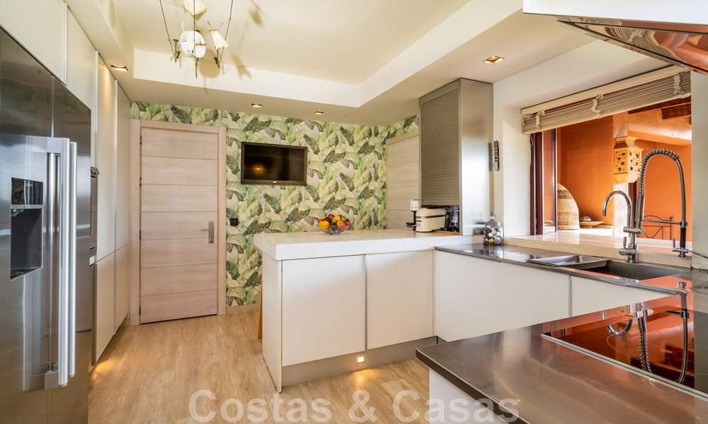 Ático en venta en una urbanización cerrada, en primera línea de playa con vistas abiertas al mar en Marbella Este 46931