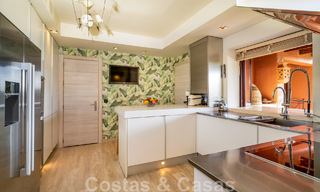 Ático en venta en una urbanización cerrada, en primera línea de playa con vistas abiertas al mar en Marbella Este 46931 