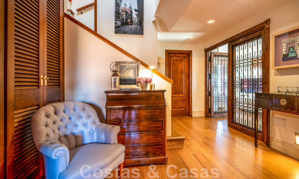 Ático en venta en una urbanización cerrada, en primera línea de playa con vistas abiertas al mar en Marbella Este 46932