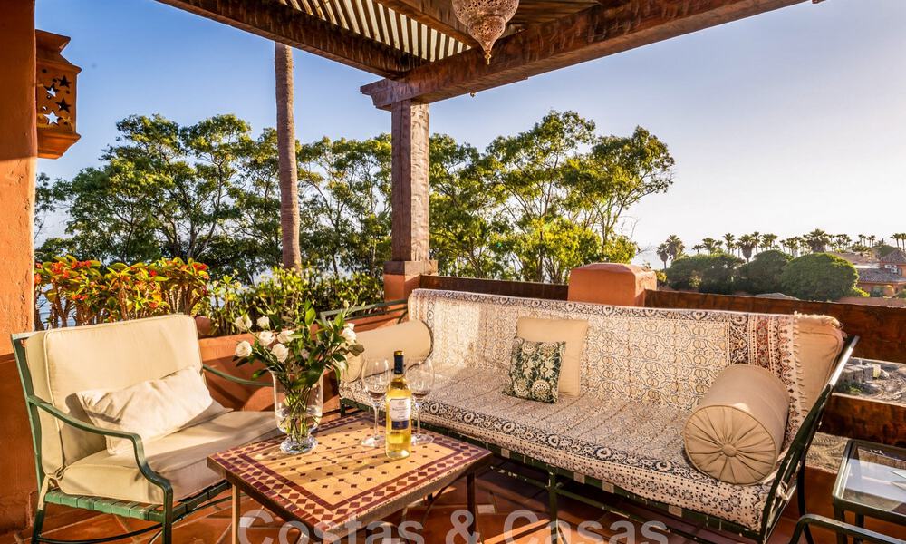 Ático en venta en una urbanización cerrada, en primera línea de playa con vistas abiertas al mar en Marbella Este 46933