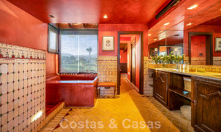 Ático en venta en una urbanización cerrada, en primera línea de playa con vistas abiertas al mar en Marbella Este 46934 