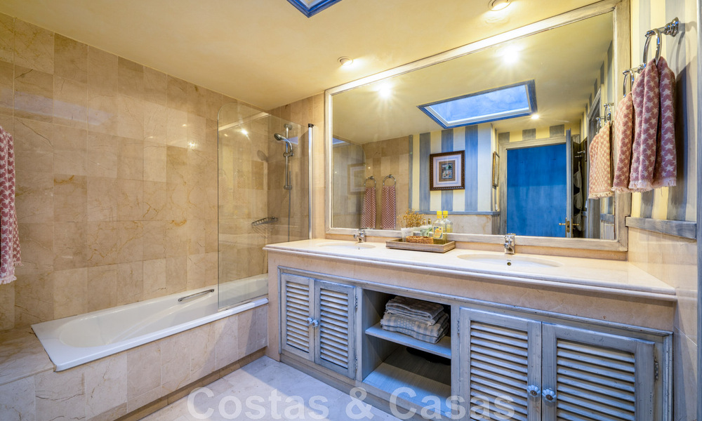 Ático en venta en una urbanización cerrada, en primera línea de playa con vistas abiertas al mar en Marbella Este 46935