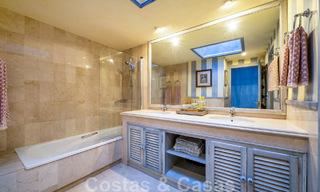 Ático en venta en una urbanización cerrada, en primera línea de playa con vistas abiertas al mar en Marbella Este 46935 