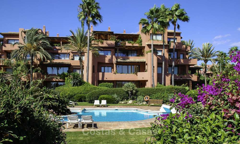 Ático en venta en una urbanización cerrada, en primera línea de playa con vistas abiertas al mar en Marbella Este 46936