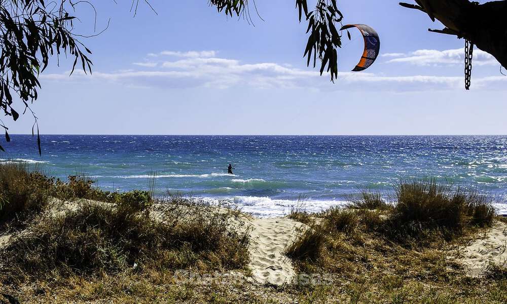 Ático en venta en una urbanización cerrada, en primera línea de playa con vistas abiertas al mar en Marbella Este 46938