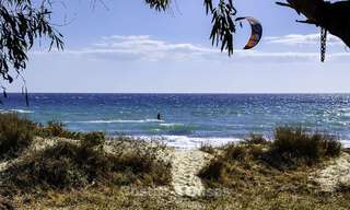 Ático en venta en una urbanización cerrada, en primera línea de playa con vistas abiertas al mar en Marbella Este 46938 