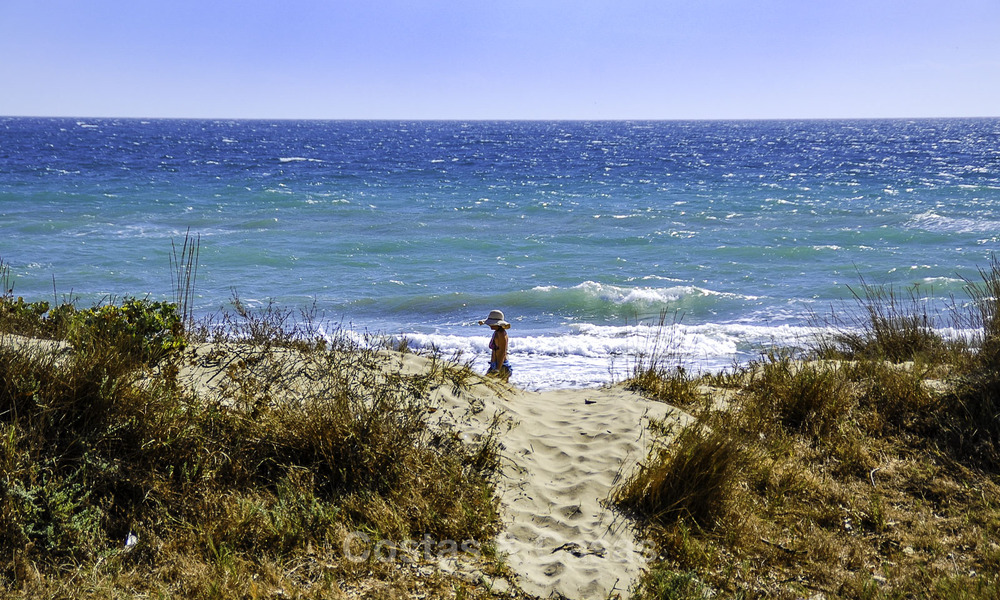 Ático en venta en una urbanización cerrada, en primera línea de playa con vistas abiertas al mar en Marbella Este 46939