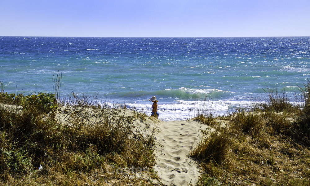 Ático en venta en una urbanización cerrada, en primera línea de playa con vistas abiertas al mar en Marbella Este 46939