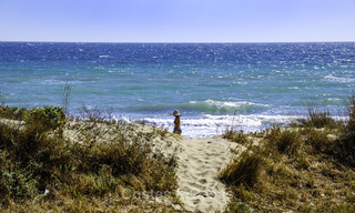 Ático en venta en una urbanización cerrada, en primera línea de playa con vistas abiertas al mar en Marbella Este 46939 