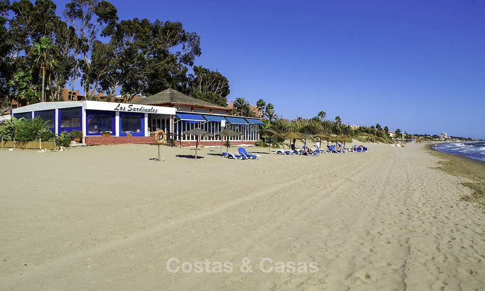 Ático en venta en una urbanización cerrada, en primera línea de playa con vistas abiertas al mar en Marbella Este 46941