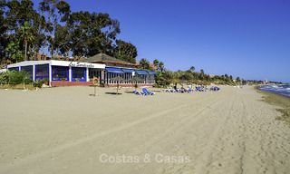 Ático en venta en una urbanización cerrada, en primera línea de playa con vistas abiertas al mar en Marbella Este 46941 