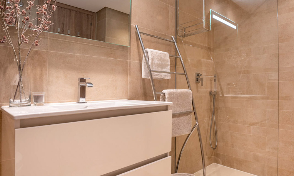 Se vende planta baja elevada, lista para entrar a vivir, con vistas panorámicas al valle y al mar en la exclusiva Benahavis - Marbella 47036