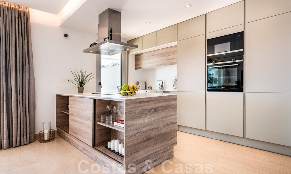 Se vende planta baja elevada, lista para entrar a vivir, con vistas panorámicas al valle y al mar en la exclusiva Benahavis - Marbella 47040