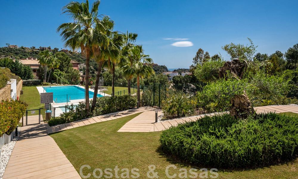 Se vende planta baja elevada, lista para entrar a vivir, con vistas panorámicas al valle y al mar en la exclusiva Benahavis - Marbella 47046