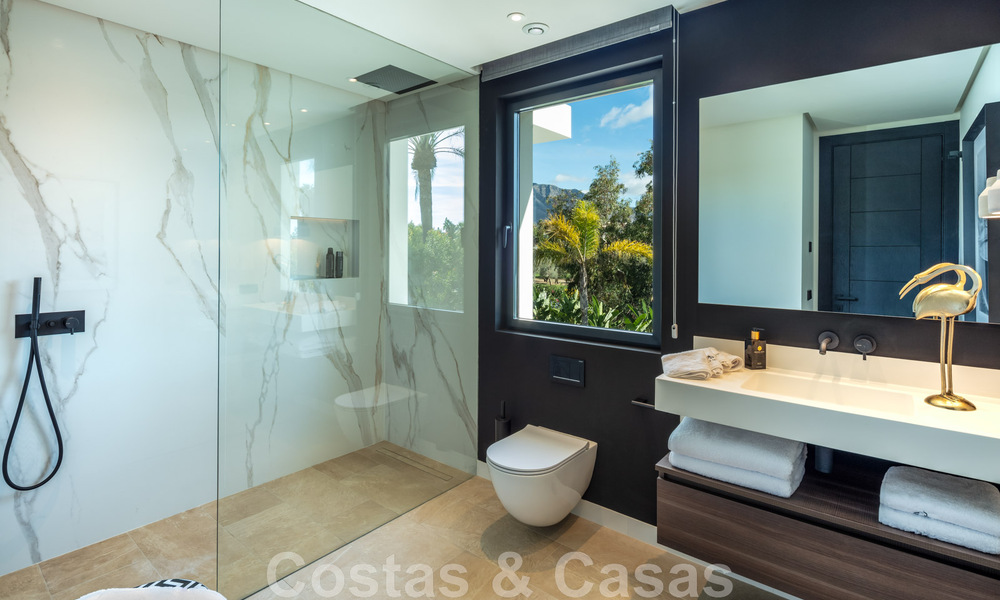 Amplia y sofisticada villa de diseño en venta, en primera línea de Las Brisas Golf en el corazón de Nueva Andalucía, Marbella 47260