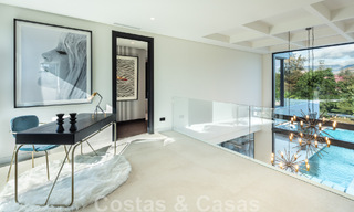 Amplia y sofisticada villa de diseño en venta, en primera línea de Las Brisas Golf en el corazón de Nueva Andalucía, Marbella 47264 