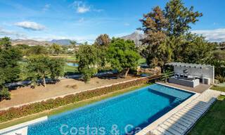 Amplia y sofisticada villa de diseño en venta, en primera línea de Las Brisas Golf en el corazón de Nueva Andalucía, Marbella 47271 