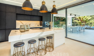 Amplia y sofisticada villa de diseño en venta, en primera línea de Las Brisas Golf en el corazón de Nueva Andalucía, Marbella 47276 