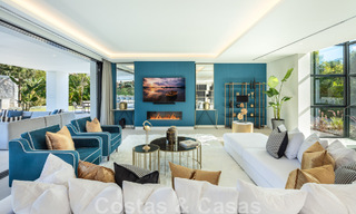 Amplia y sofisticada villa de diseño en venta, en primera línea de Las Brisas Golf en el corazón de Nueva Andalucía, Marbella 47280 