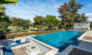 Amplia y sofisticada villa de diseño en venta, en primera línea de Las Brisas Golf en el corazón de Nueva Andalucía, Marbella 47284 