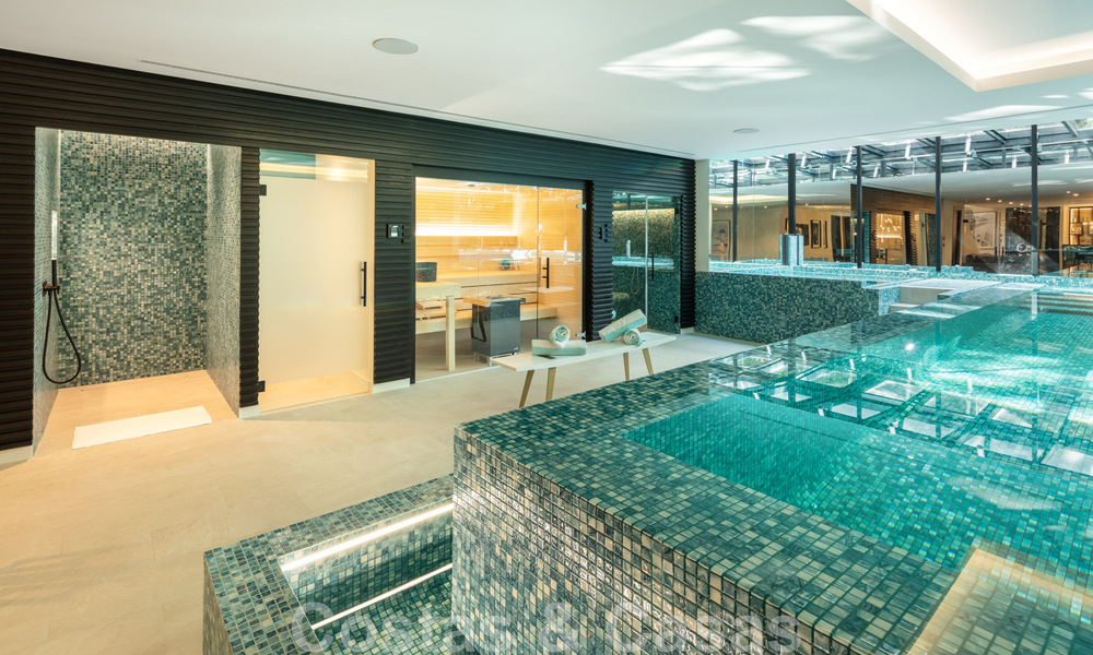 Amplia y sofisticada villa de diseño en venta, en primera línea de Las Brisas Golf en el corazón de Nueva Andalucía, Marbella 47297