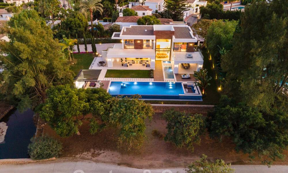 Amplia y sofisticada villa de diseño en venta, en primera línea de Las Brisas Golf en el corazón de Nueva Andalucía, Marbella 47300