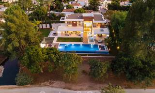 Amplia y sofisticada villa de diseño en venta, en primera línea de Las Brisas Golf en el corazón de Nueva Andalucía, Marbella 47300 