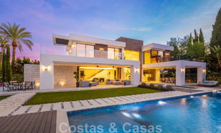 Amplia y sofisticada villa de diseño en venta, en primera línea de Las Brisas Golf en el corazón de Nueva Andalucía, Marbella 47302 