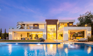 Amplia y sofisticada villa de diseño en venta, en primera línea de Las Brisas Golf en el corazón de Nueva Andalucía, Marbella 47303 