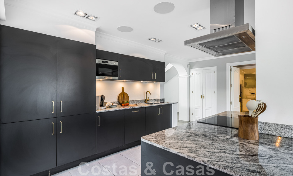 Encantadora y contemporánea villa de lujo renovada en venta a poca distancia de todos los servicios en Nueva Andalucía - Marbella 47117