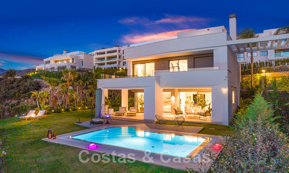Amplia villa de lujo en venta, diseñada en estilo arquitectónico moderno, con vistas al golf y al mar en un complejo de golf cerrado justo al este del centro de Marbella 47305