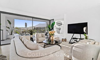 Amplia villa de lujo en venta, diseñada en estilo arquitectónico moderno, con vistas al golf y al mar en un complejo de golf cerrado justo al este del centro de Marbella 47315 