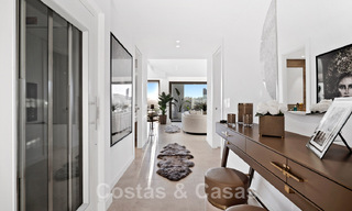 Amplia villa de lujo en venta, diseñada en estilo arquitectónico moderno, con vistas al golf y al mar en un complejo de golf cerrado justo al este del centro de Marbella 47322 