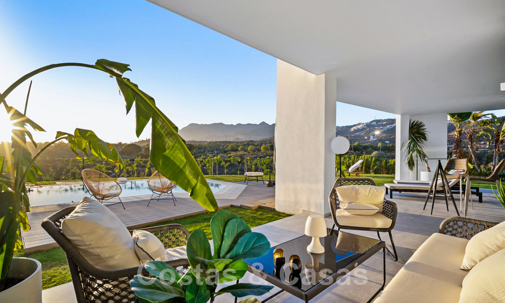 Amplia villa de lujo en venta, diseñada en estilo arquitectónico moderno, con vistas al golf y al mar en un complejo de golf cerrado justo al este del centro de Marbella 47323